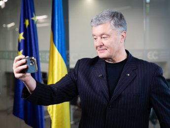 Петр Порошенко делает селфи