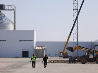 строительство завода, техника, работники