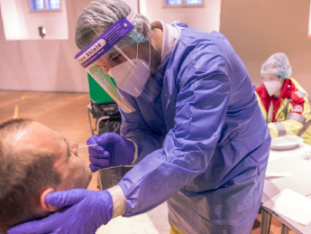 У США дозволили працювати медикам, інфікованим Covid-19