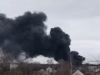 В Охтирці окупанти розбомбили нафтобазу (ВІДЕО)