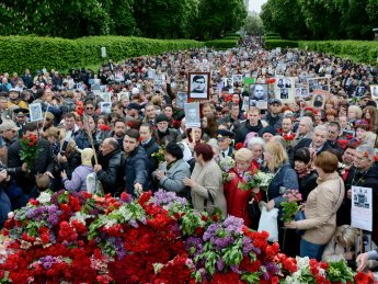 День Победы 9 мая называет пережитком прошлого уже относительное большинство украинцев — опрос
