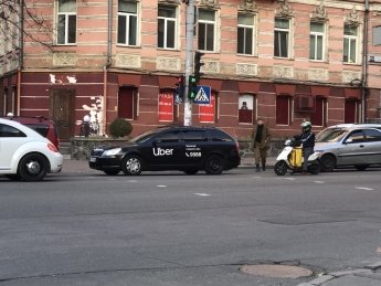 Uber відновлює роботу в Харкові