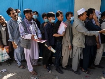 Афганцы в очереди за документами для выезда, Кабул, 14 августа. Фото: GettyImages