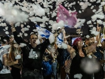 Тысячи человек праздновали смену правительства, 13 июня, Тель-Авив. Фото:Getty Images