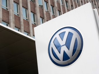 Volkswagen знову знижує прогноз прибутку через зниження попиту на автомобілі