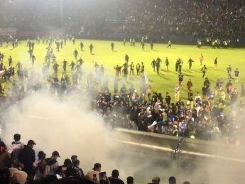 В Индонезии 129 человек погибли из-за беспорядков на футбольном стадионе