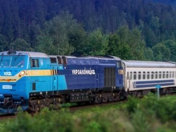 Укрзалізниця, потяг, ліс, гори