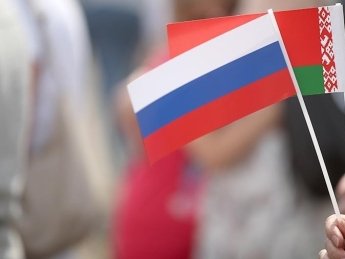 Флажки Беларуси и РФ. Фото: "Известия"