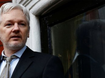 Суд заключил основателя WikiLeaks Ассанжа почти на год