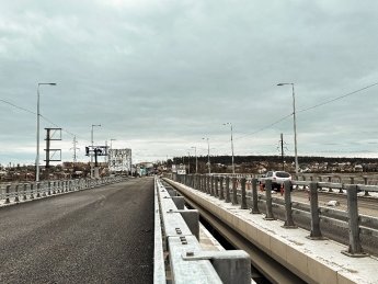 Движение отстроенным мостом через реку Ирпень между Киевом и Гостомелем полностью восстановлено (ФОТО)