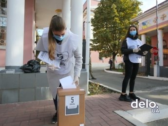 Опрос "от президента" состоялся в день местных выборов 25 октября. Фото: Delo.ua