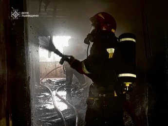 Спасатели на месте пожара