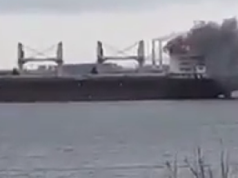 В Николаеве от российского ракетного удара загорелось судно под флагом Бангладеш (ВИДЕО)