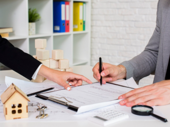 офис договор руки женщина лупа макет дома документы ключи