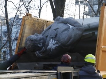 В Киеве демонтировали памятник советскому генералу Ватутину (ФОТО/ВИДЕО)