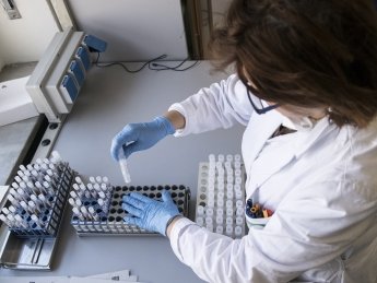 За сутки уровень заболеваемости коронавирусом в Украине сократился почти вдвое