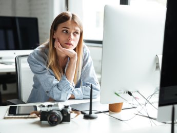 дівчина, комп’ютер, фотоапарат