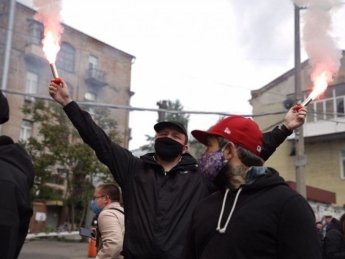 Националисты у офиса Медведчука в Киеве. Фото: Нацкорпус