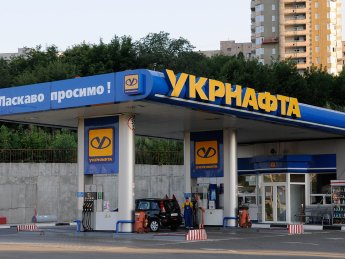 Цены на бензин и дизтопливо в сети группы "Приват" за день выросли на 1 гривню за литр