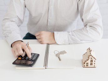 человек, калькулятор, ключи, дом