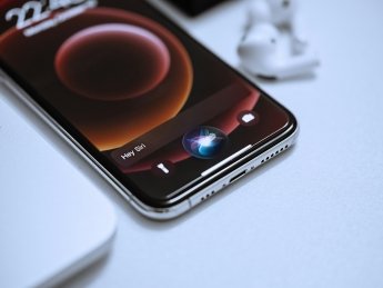 iPhone, Siri