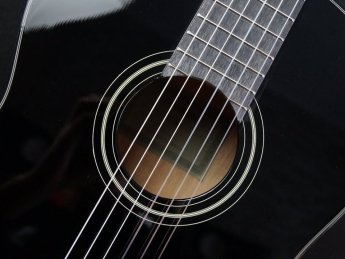 Леді в чорному Yamaha C40B (Black)