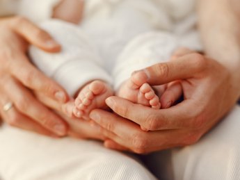 немовля з мамою