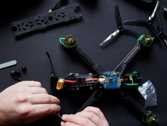 З яких елементів складаються FPV-дрони: особливості конструкції