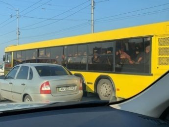Переполненный автобус в Киеве 18 марта. Фото: соцсети