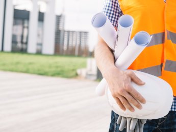 будівельник, каска, креслення