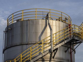 резервуар с нефтью
