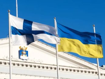 Финский и украинский флаги
