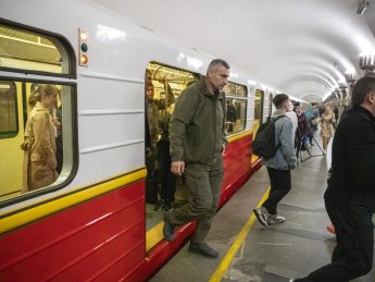 В киевском метро начал курсировать первый поезд, подаренный Варшавой (ФОТО)