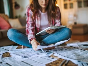 жінка документи єоселя квартира