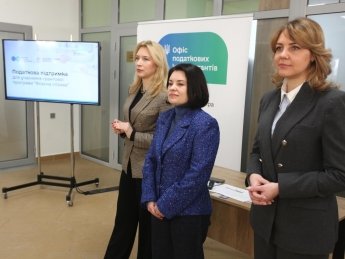 Юлія Жовтяк, Леся Карнаух