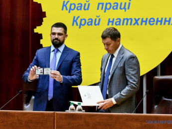 Виталий Туринок (слева) во время назначения на пост главы Запорожской ОГА