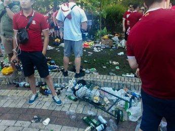 После футбольных фанов коммунальщики собрали более 200 тонн мусора