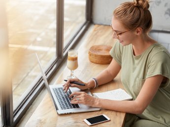 девушка ноутбук кафе лат телефон