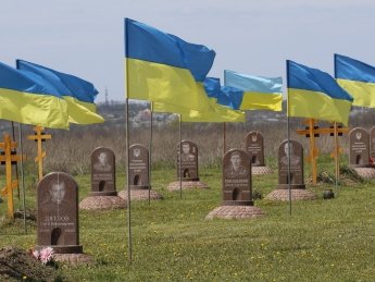 Могилы, флаги, кладбище