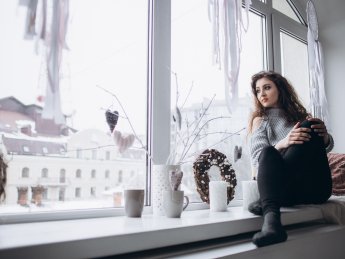 девушка зима подоконник квартира