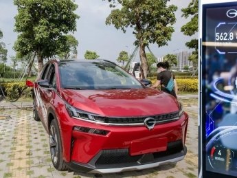 GAC Aion V у сверхскоростной зарядной станции. Фото: GAC