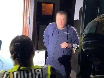 Поліція затримала чоловіка, який у новорічну ніч запускав феєрверк в Києві на Подолі (ФОТО, ВІДЕО)