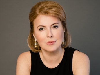 Олена Дерев’янко, кофаундерка і партнерка PR-Service Agency, віцепрезидентка Української PR-Ліги, голова комітету АПКБУ з кризових комунікацій, д-р екон. наук і політичної економії, проф, авторка книги «General Theory of Reputation»