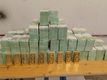 Венгерское правительство опубликовало фото денег и золота