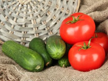 огурцы и помидоры