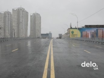 Скрытый за рекламным баннером 5 цех завода мешает построить спуск с Шулявского путепровода