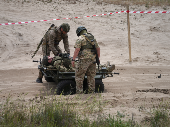 В Украине провели испытания техники для медицинской эвакуации с поля боя