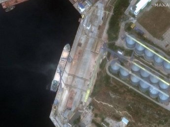 Maxar опублікував супутникові знімки російських суден, що вивозять крадене українське зерно