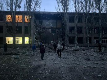 Оккупанты обстреляли школу в Донецкой области, где в этот момент были люди