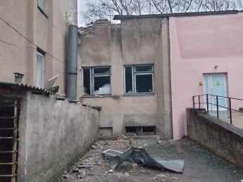 Окупанти обстріляли будівлю лікарні у Херсоні